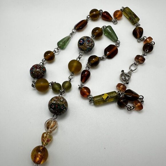 Vintage ALL GLASS and silver tone hardware necklace with "tassel" pendant! - Picture 6 of 12